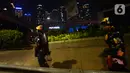 Dua robot berjalan saat menghibur pengendara di kawasan Tomang, Jakarta, Selasa (14/9/2021). Abi (20) dan Nujum (48) mengenakan kostum robot Iron Man untuk mengais rejeki dan menghibur para pengendara dari kemacetan lalu lintas yang dilakukan sejak pandemi COVID-19. (merdeka.com/Imam Buhori)
