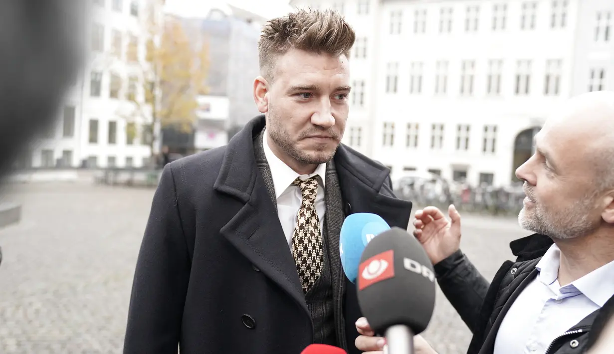 Nicklas Bendtner. Striker Denmark ini pensiun di Copenhagen di usia 33 tahun pada 3 Juni 2021. Total tampil dalam 505 laga bersama klub maupun timnas, dengan torehan 147 gol dan 65 assist. Ia pernah mencapai nilai jual tertinggi sebesar 10 juta euro bersama Arsenal. (AFP/Martin Sylvest)