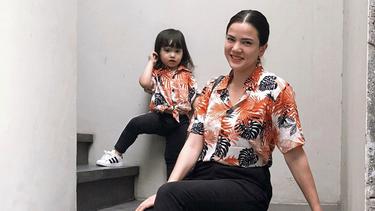 Selalu Pakai Baju Kembar Intip Gaya Alice Norin Dan Gadis Kecilnya News Entertainment Fimela Com