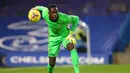 5. Edouard Mendy (Chelsea). Kiper asal Senegal berusia 28 tahun ini telah membuat 6 kali clean sheets dalam 12 penampilannya selama 1080 menit. (AFP/Clive Rose/Pool)