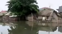 Hujan deras dan tanggul jebol mengakibatkan ratusan rumah di Makassar terendam banjir.