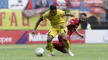 Gelandang Persija Jakarta, Joan Campasol, berebut bola dengan striker Semen Padang, Vendry Mofu, pada laga Shopee Liga 1 di Stadion Patriot Chandrabhaga, Bekasi, Rabu (16/10). Persija takluk 1-2 atas Semen Padang. (Bola.com/Yoppy Renato)