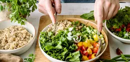 Pola makan clean eating bisa jadi yang terfavorit untukmu, karena tak perlu terlalu ketat dalam mendapatkan tubuh ideal idaman. (Foto dok: Freepik/Rawpixel.com).