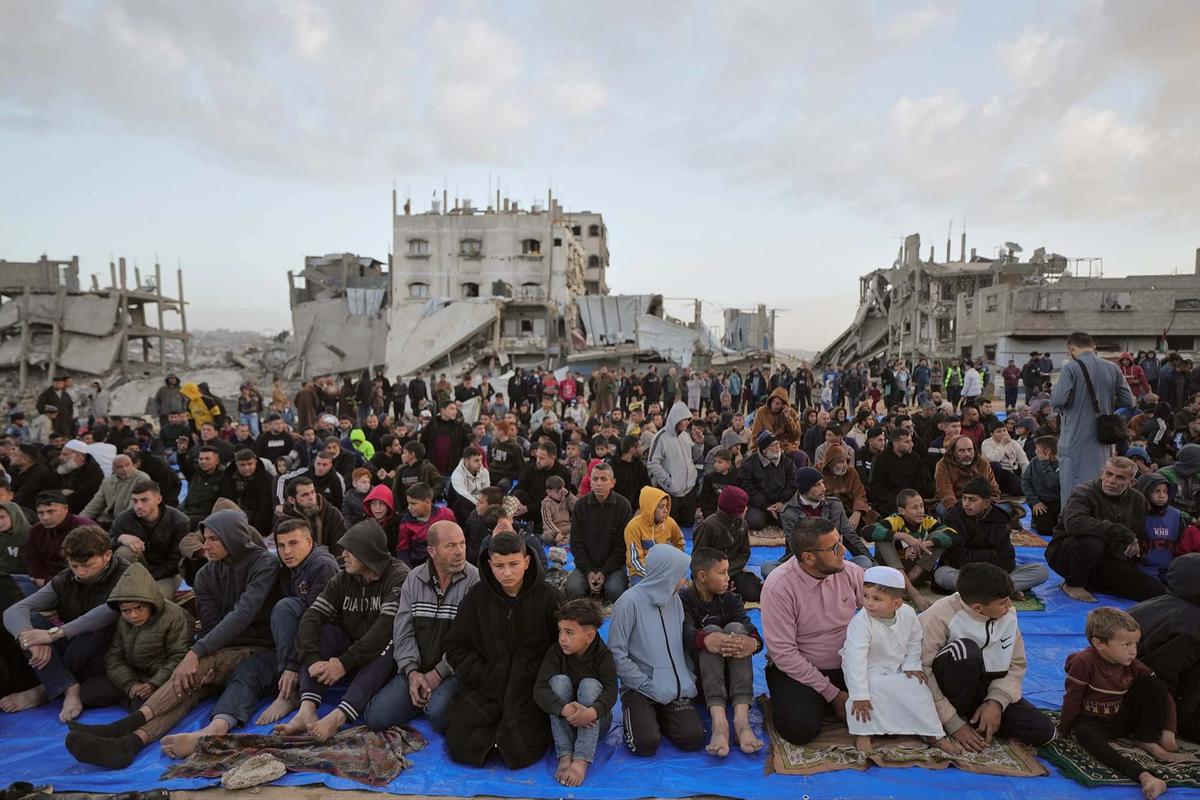 FOTO: Salat Idul Fitri di Tengah Reruntuhan Gaza