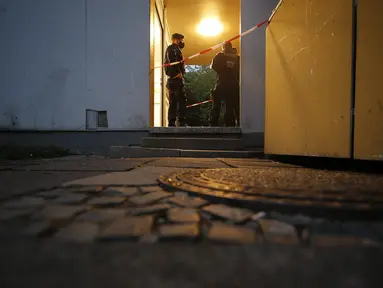 Petugas polisi berjaga di apartemen tempat lima anak ditemukan tewas di kota Solingen, Jerman barat (3/9/2020). Seorang ibu diduga membunuh lima anaknya (yang berusia satu, dua, tiga, enam dan delapan tahun) sebelum mencoba bunuh diri dengan melompat di depan kereta, kata polisi. (AFP/Leon Kuegeler)