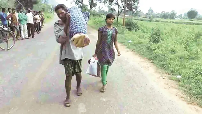 Tak Bisa Sewa Mobil Jenazah, Pria Ini Panggul Jenazah Istrinya