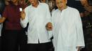 Capres nomor urut 01 Joko Widodo atau Jokowi (kiri) menggandeng Habib Luthfi bin Yahya usai menjalankan ibadah dalam kampanye terbuka di Alun-Alun Brebes, Jawa Tengah, Kamis (4/4). Jokowi menargetkan kemenangan lebih dari 80 persen di Brebes. (Liputan6.com/Angga Yuniar)
