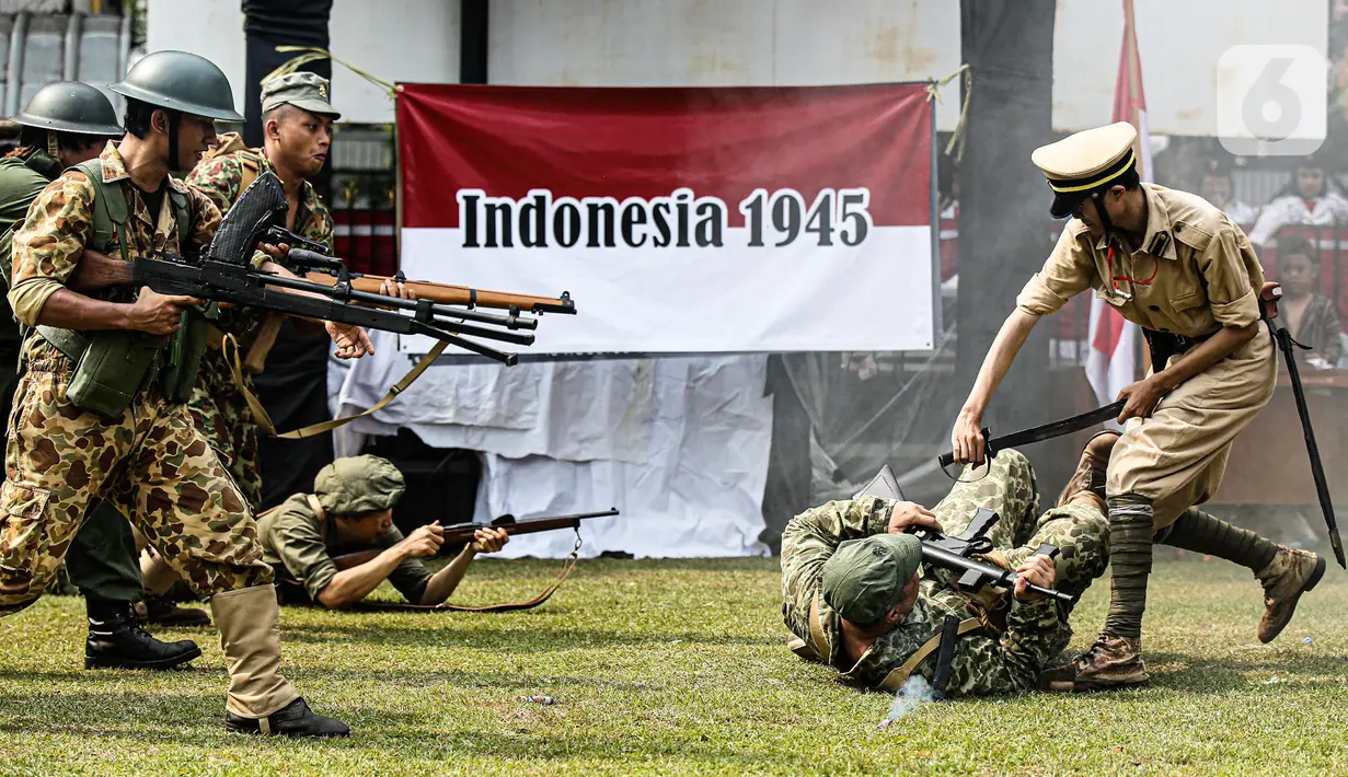 Sejumlah aktor saat tampil dalam teatrikal atau sosiodrama "Reenactor Bangor" Gelora Bangsa di halaman Museum Naskah Proklamasi, Jakarta, Selasa (16/8/2022). Pertunjukan tersebut merupakan salah satu rangkaian acara Napak Tilas Proklamasi dalam rangka menyambut Ke-77 Kemerdekaan Republik Indonesia (RI). (Liputan6.com/Faizal Fanani)