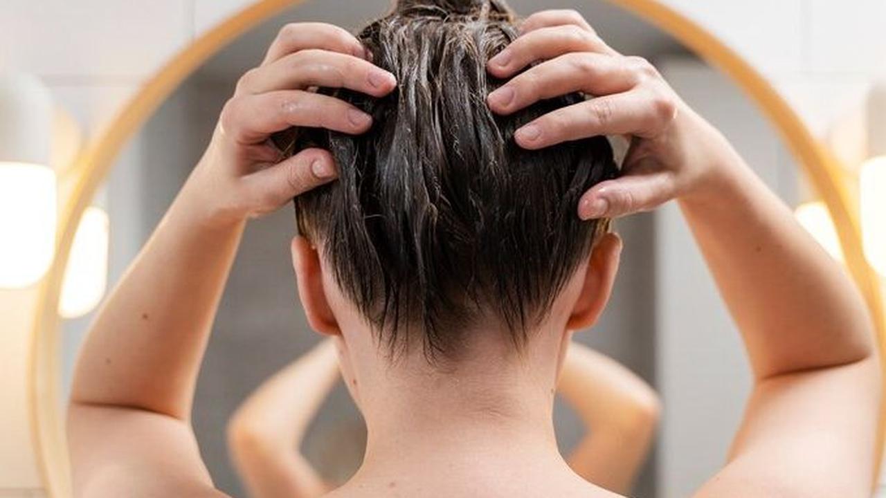 Kondisioner membantu menambah volume dan kilau pada rambut, sambil melindungi folikel rambut dari paparan sinar ultraviolet yang merusak.