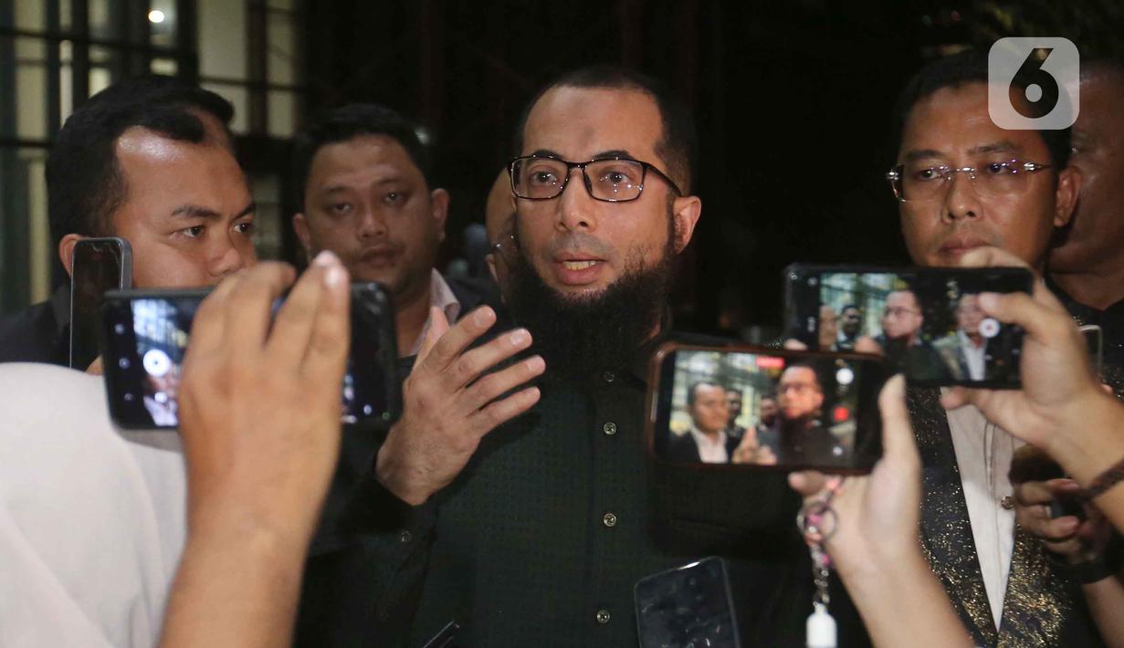 Direktur/Pemilik PT Zahra Oto Mandiri (Uhud Tour) yang juga pendakwah, Khalid Zeed Abdullah Basalamah, menjawab pertanyaan pewarta usai menjalani pemeriksaan di Gedung Merah Putih Komisi Pemberantasan Korupsi (KPK), Jakarta, Kamis (23/4/2026). (Liputan6.com/Helmi Fithriansyah)