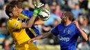 Penjaga gawang Parma, Antonio Mirante harus berjibaku menahan gempuran pemain-pemain Juventus (AP Photo/Marco Vasini)