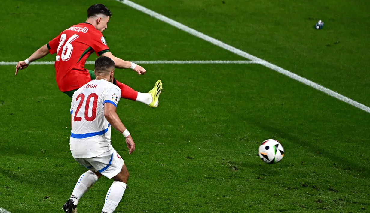 Selecao das Quinas lantas mengunci kemenangan dramatis lewat gol Franciso Conceicao pada masa injury time. (GABRIEL BOUYS / AFP)