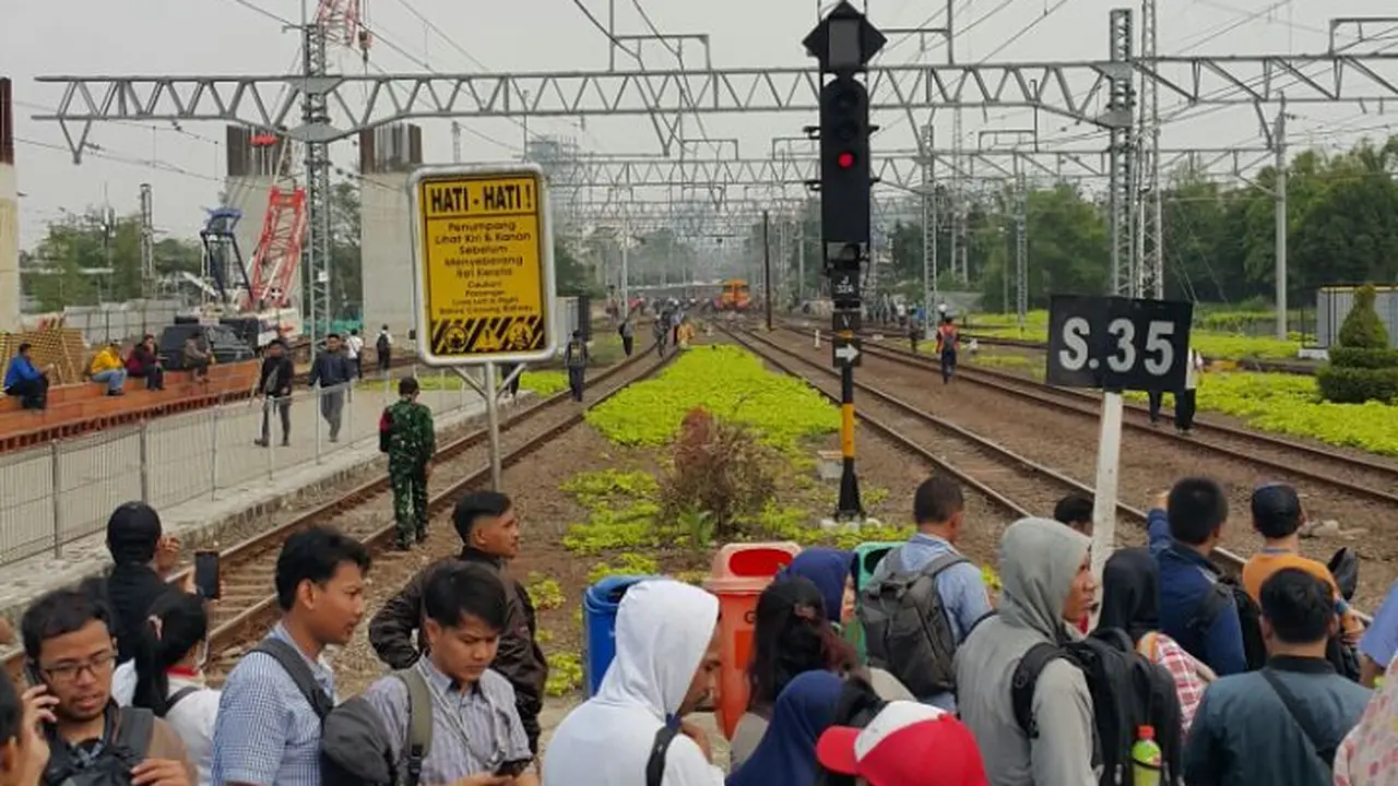 Suasana Stasiun Manggarai, Selasa (3/10/2017) pagi. (Foto: Gadis Abdul/Bintang.com)