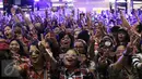 Suasana saat acara flash mob berlangsung di salah satu mal di kawasan Senayan, Jakarta, Sabtu (21/01). Acara tersebut digelar untuk menarik dukungan masyarakat untuk pasangan Ahok-Djarot. (Liputan6.com/Herman Zakharia)