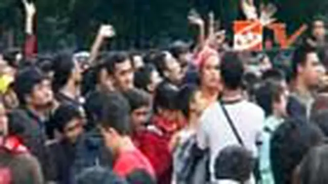 Hujan Deras, Para Suporter Tetap Mengantre
