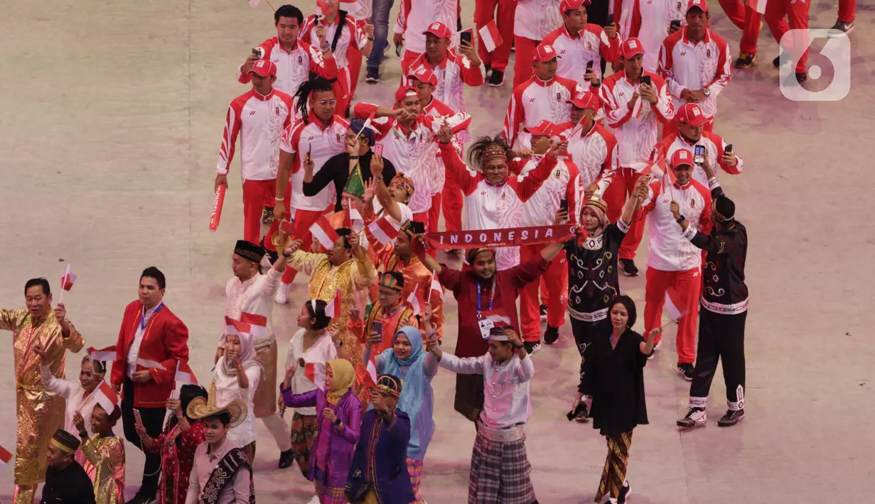 Kontingen Indonesia melintas saat upacara pembukaan SEA Games 2019 di Philipine Arena Bulacan, Manila, Sabtu (30/11/2019). Pesta olahraga se-Asia Tenggara ini akan berlangsung hingga 11 Desember. (Bola.com/M Iqbal Ichsan)