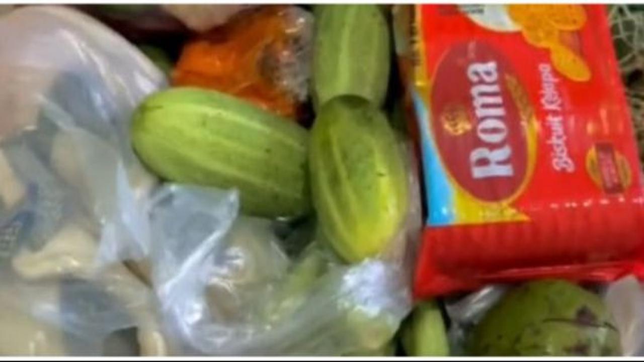 Wanita Ini Minta Ibunda Kirimkan Sepatu yang Ketinggalan di Kampung, Tak Menyangka saat Buka Paket Isinya Lebih dari Itu
