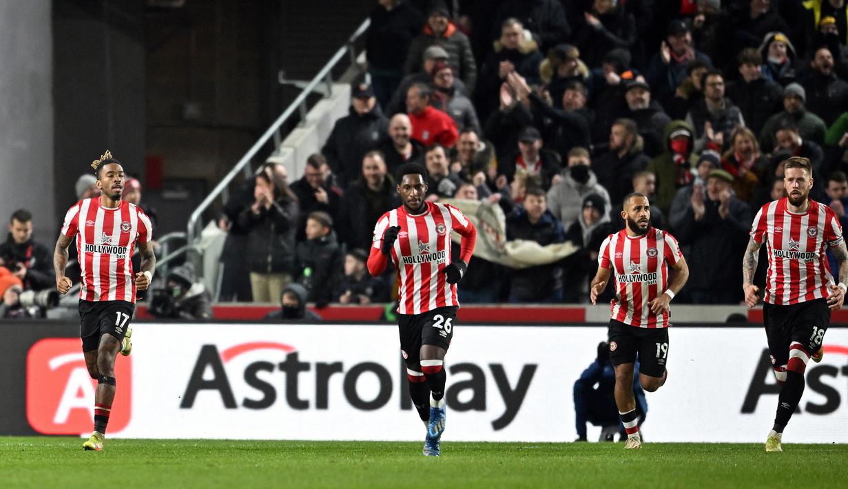 Brentford mengubah skor 1-3 pada menit ke-84. Ivan Toney berhasil membobol gawang David De Gea dalam sebuah kemelut di depan gawang Manchester United. (AFP/Ben Stansall)