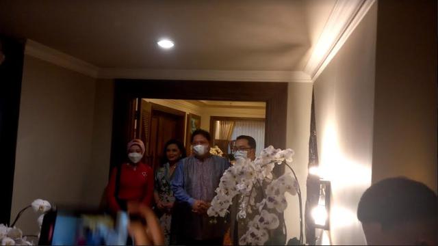 Ketua Umum Partai Golkar Airlangga Hartarto menerima kunjungan Gubernur Jawa Barat Ridwan Kamil dan istrinya Atalia Praratya