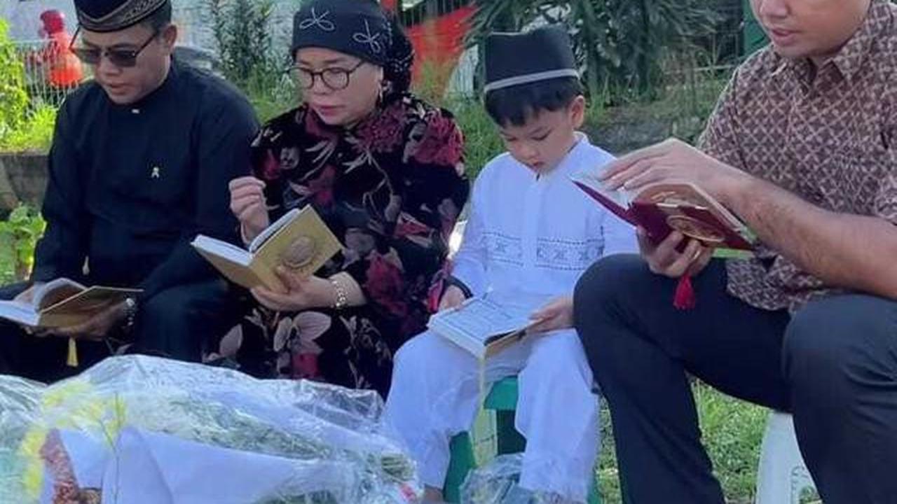 Momen Gala Sky Ziarah ke Makam Orang Tua, Mengenang 4 Tahun Kepergian Vanessa dan Bibi