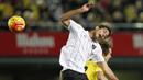 Striker Malaga, Roque Santa Cruz, duel udara  dengan gelandang Villarreal, Tomas Pina, pada laga La Liga di Stadion El Madrigal, Spanyol, Sabtu (13/2/2016). Villarreal berhasil menaklukan Malaga 1-0. (AFP/Jose Jordan)