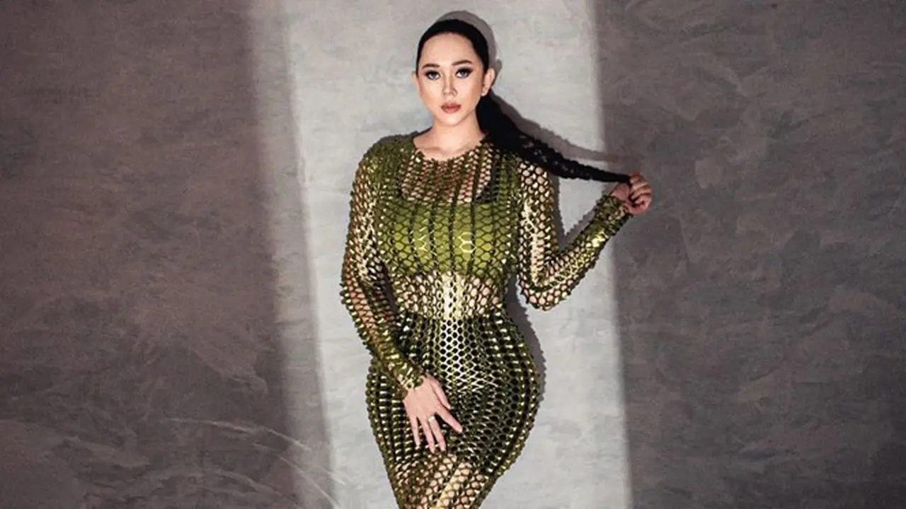 7 Gaya Pemotretan Terbaru Aura Kasih, Tampil Menawan dengan Dress 'Berduri'