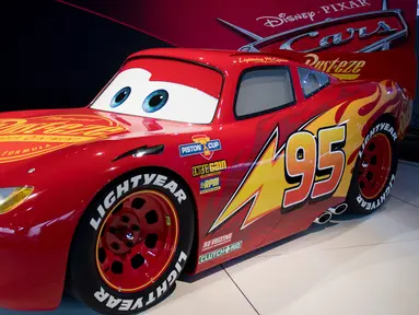 Mobil Lightning McQueen dari film Disney Pixar "Cars 3"  ditampilkan dalam ajang North American International Auto Show (NAIAS) 2017 di Detroit, Michigan, Selasa (10/1). (AFP Photo/JIM WATSON)