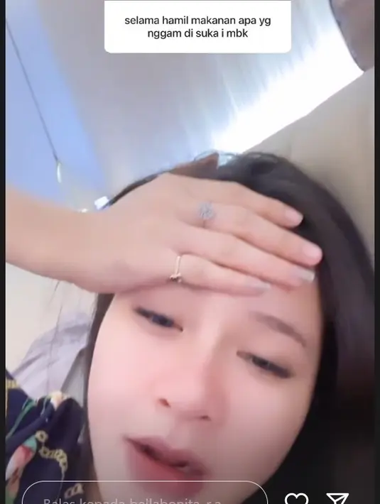 Tapi kali ini, ada ngidam yang tak diperbolehkan oleh sang suami. Bella mengaku ngidam ingin memegang atau mengelus harimau. Hal itu terlihat dari ngobrol santai dengan penggemarnya. [Instagram/bellabonita_r.a]