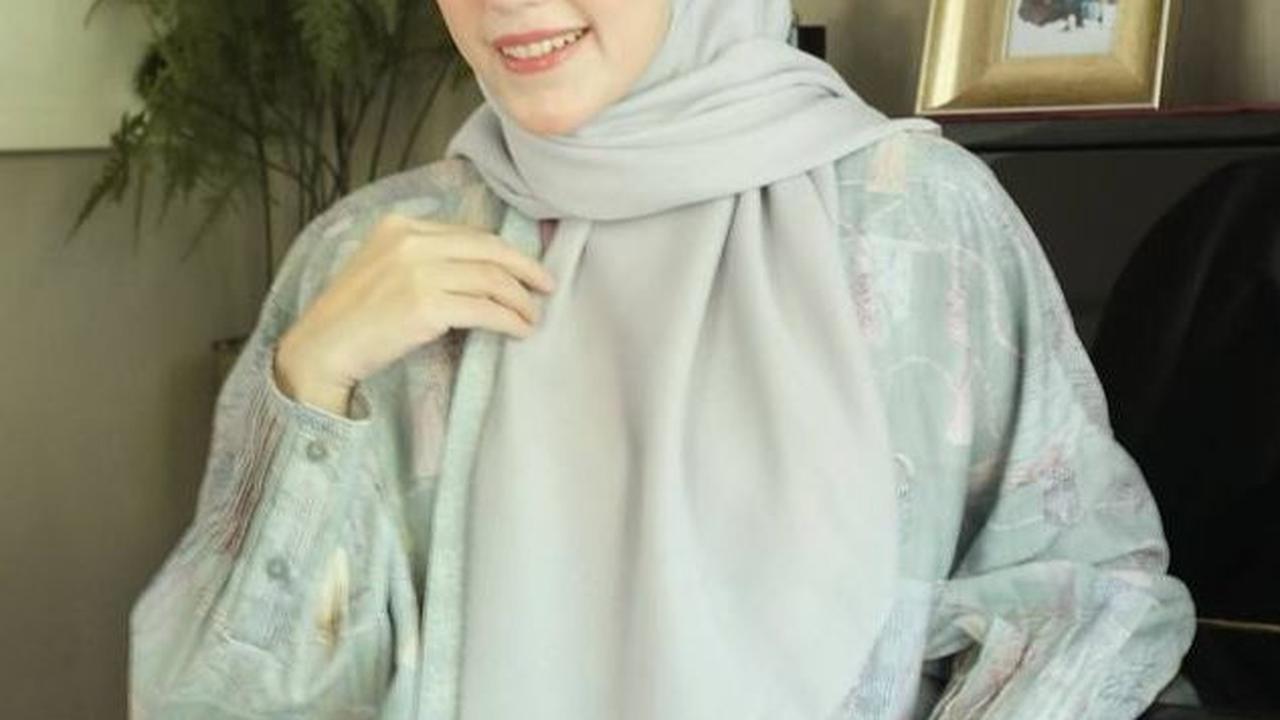 Skripsinya mendapat nilai yang sangat baik, yaitu A.