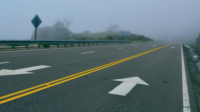 Ilustrasi jalan raya, contraflow