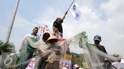 Nelayan membentangkan jala saat melakukan aksi unjuk rasa di depan Istana Merdeka Jakarta, Kamis (21/4/2016). Dalam aksinya, mereka menolak reklamasi teluk Jakarta dan menolak penggusuran pemukiman nelayan. (Liputan6.com/Helmi Fithriansyah)