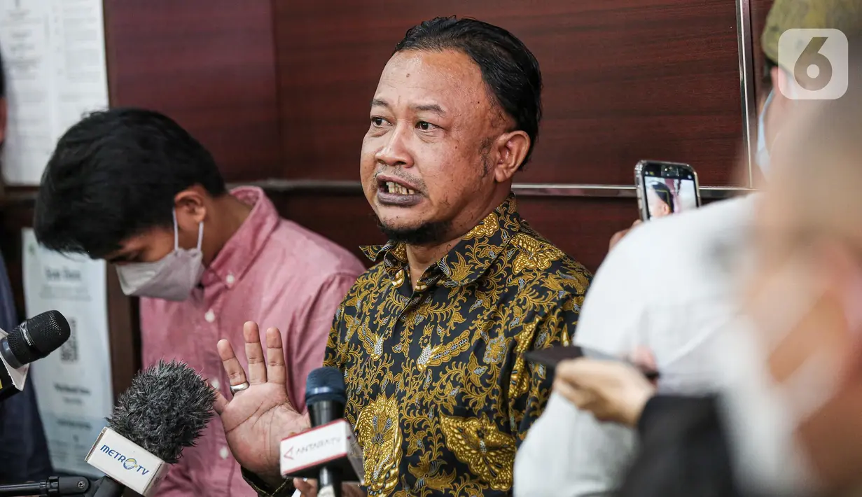 Komisioner Komnas HAM, Choirul Anam memberikan keterangan terkait kasus dugaan pembunuhan Brigadir Nofriyansah Yoshua Hutabarat atau Brigadir J, di kantornya, Menteng, Jakarta Pusat, Kamis (11/8/2022). Pasalnya, Komnas HAM juga menemukan adanya indikasi kuat pengaburan atau penghalangan penyidikan (obstruction of justice) yang merupakan bagian dari pelanggaran HAM. (Liputan6.com/Faizal Fanani)