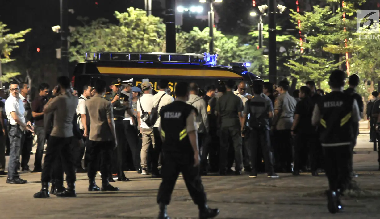 Sejumlah Polisi berjaga tidak jauh dari lokasi ledakan di Parkir Timur Stadion Gelora Bung Karno (GBK), Jakarta, Minggu (17/2). Ledakan terjadi di dekat lokasi nonton bareng yang disediakan untuk pendukung capres. (merdeka.com/Iqbal S Nugroho)