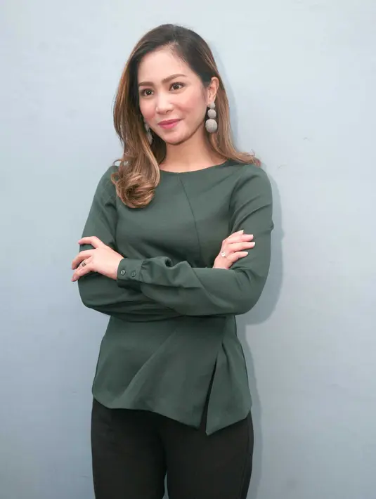 "Dulu kan persetujuan dari dia, dia nggak mau go public, 'aku kan bukan artis, aku cuma dibalik layar'. Jadi aku hargain banget keputusan dia untuk nggak mau go public," ucap Bunga Zainal. (Nurwahyunan/Bintang.com)