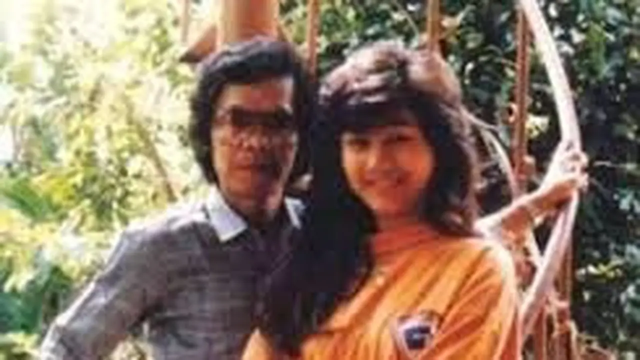 Yodas bersama Nike Ardila dalam salah satu sesi wawancara tahun 1990-an