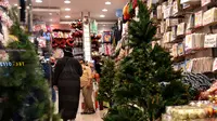 Salah satu toko memperjualbelikan pohon natal dan dekorasi lainnya di Arab Saudi pada 7 Desember 2022. (dok. FAYEZ NURELDINE / AFP)