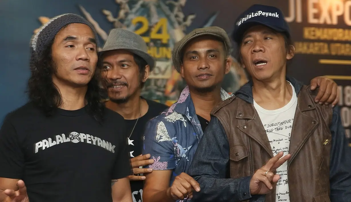 Slank menyabut antusias kolaborasi dengan penyanyi dangdut senior Elvy Sukaesih. Sebelumnya, Slank beberapa kali berduet dengan penyanyi muda. Ini merupakan kali pertama bagi Slank. (Bambang E. Ros/Bintang.com)