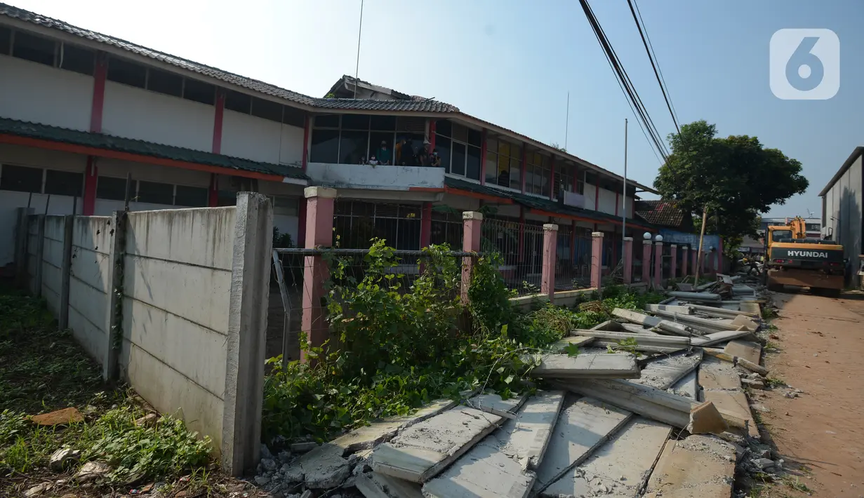 Suasana pembongkaran pagar beton yang mengisolasi sejumlah warga di Jalan Akasia, Tajur Ciledug, Tangerang, Banten, Rabu ( 17/3/2021). Pagar beton yang sempat menutup akses jalan warga tersebut kini dibongkar. (merdeka.com/Imam Buhori)