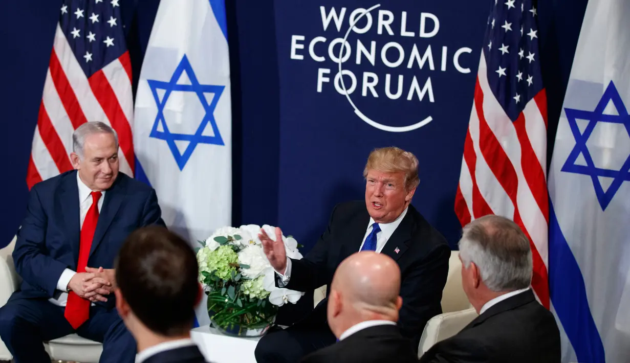 Presiden AS Donald Trump berbicara saat pertemuan dengan PM Israel Benjamin Netanyahu di sela Forum Ekonomi Dunia, Davos (25/1). Trump kukuh dengan keputusannya yang mengakui Yerusalem sebagai ibu kota Israel. (AP Photo / Evan Vucci)