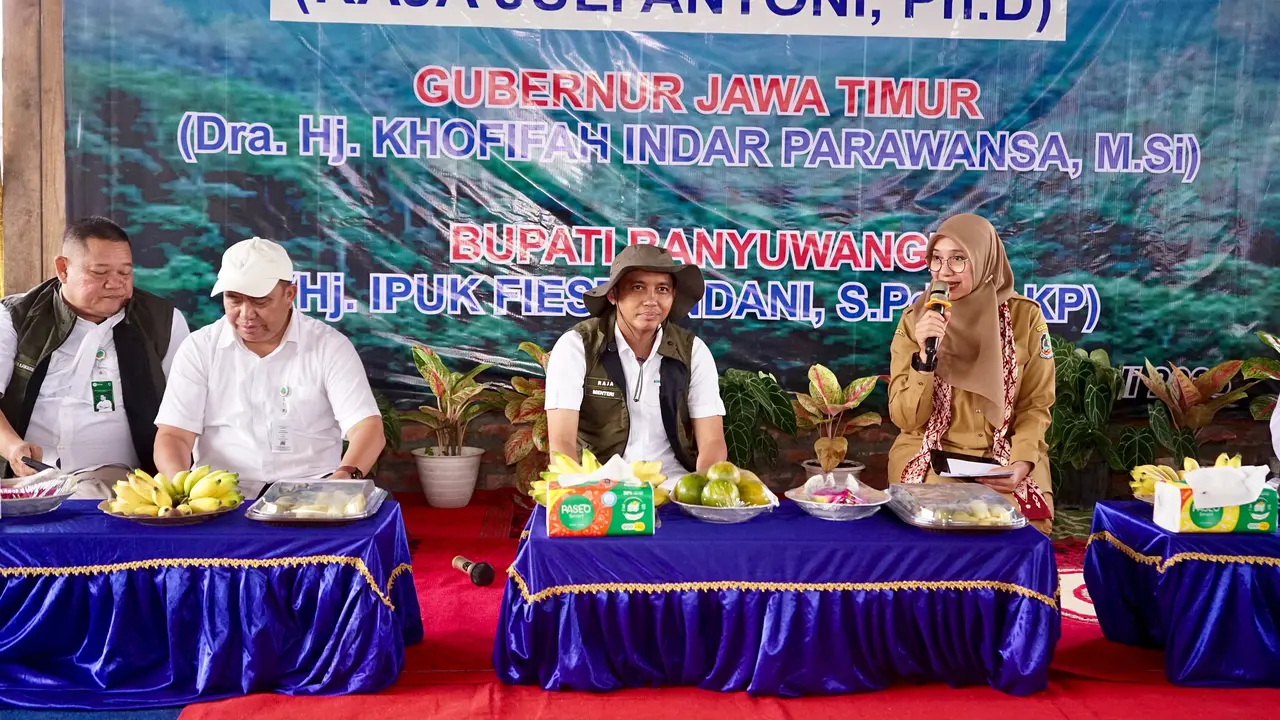 Menteri Kehutanan Raja Juli Antoni (Tengah) saat Berdialog dengan warga di  Kecamatan Bangorejo, Banyuwangi (Istimewa)