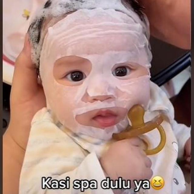 Ibu Ajak Bayinya Perawatan Masker dan Spa, Warganet Gemas Lihat Wajah Lucunya