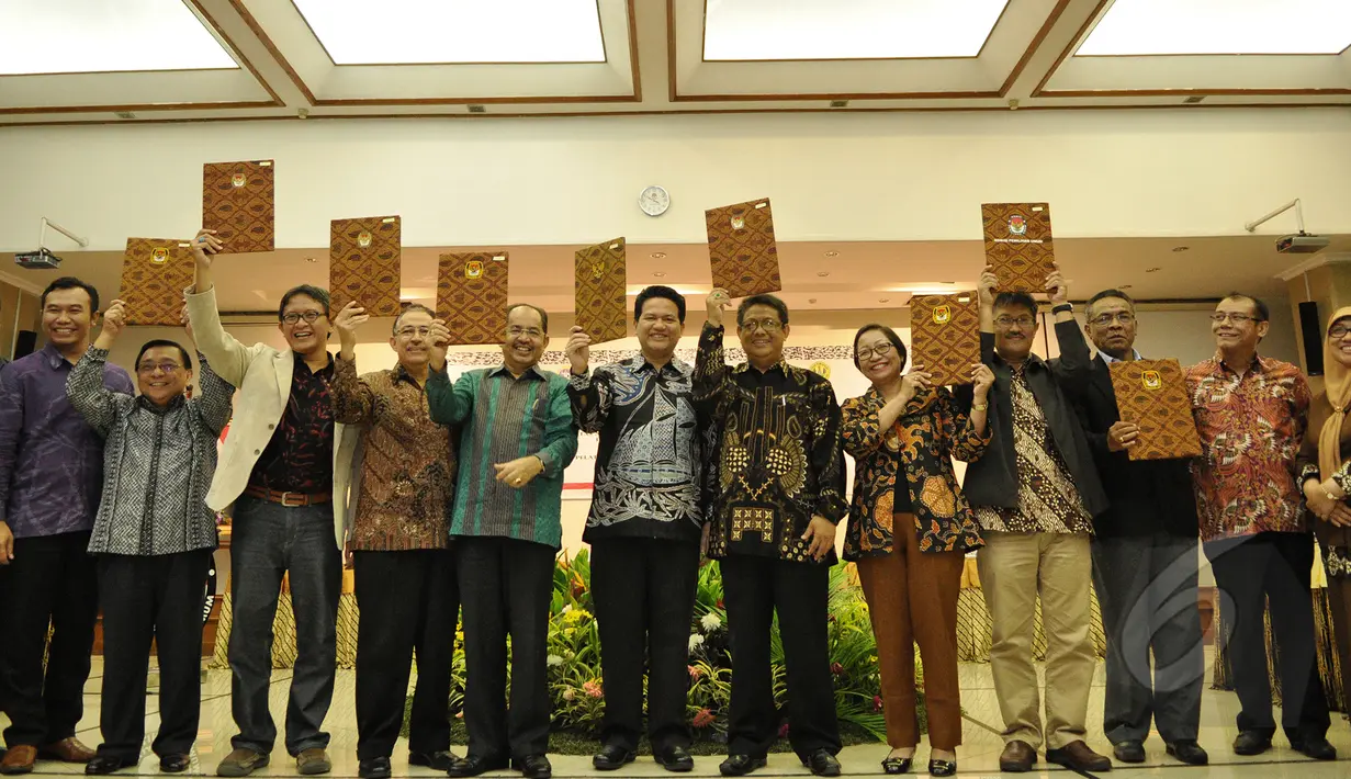 Ketua Komisi Pemilihan Umum (KPU) RI Husni Kamil Manik (tengah) berfoto bersama usai penandatanganan MoU antara KPU RI dengan sembilan perguruan tinggi di Gedung KPU, Jakarta, Kamis (12/3/2015). (Liputan6.com/Faizal Fanani)