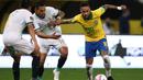 Penyerang Brasil, Neymar, berusaha melewati pemain Bolivia pada laga kualifikasi Piala Dunia 2020 di Corinthians Arena, Sabtu (10/10/2020) pagi WIB. Brasil menang 5-0 atas Bolivia. (AFP/Buda Mendes/pool)