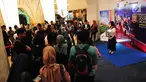 Seorang mahasiswi berfoto saat mengikuti Citizen Journalist Academy Energi Muda Pertamina, Jakarta, Kamis (27/7). Acara ini merupakan program pencarian bakat mahasiswa yang kreatif dalam bidang jurnalistik. (Liputan6.com/Helmi Afandi)