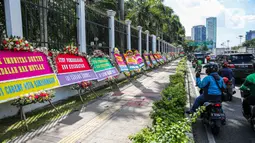 Ratusan karangan bunga dari berbagai organisasi profesi medis di nasional dan daerah memenuhi halaman luar gedung tersebut.  (Liputan6.com/Faizal Fanani)