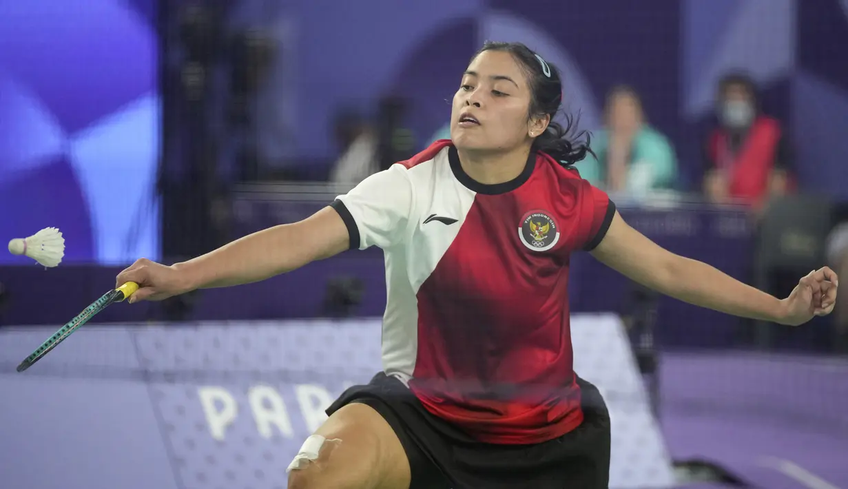 Pebulu tangkis tunggal putri Indonesia, Gregoria Mariska Tunjung berusaha mengembalikan bola di depan net saat menghadapi wakil Korea Selatan, An Se-young pada laga semifinal nomor tunggal putri cabor bulu tangkis Olimpiade Paris 2024 di Porte de La Chapelle Arena, Paris, Minggu (4/8/2024). Gregoria Mariska Tunjung kalah rubber-game 21-11, 13-21 dan 16-21. (AP Photo/Dita Alangkara)