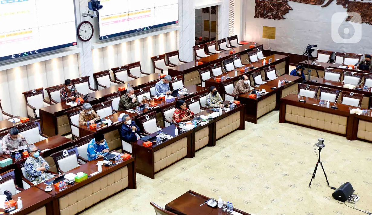 Suasana rapat kerja antara Menteri Keuangan Sri Mulyani Indrawati bersama Wakil Menteri Keuangan Suahasil Nazara dengan Komisi XI DPR di Jakarta, Rabu (19/1/2022). Rapat terkait evaluasi APBN tahun 2021 dan Pemulihan Ekonomi Nasional (PEN) 2021 serta rencana PEN 2022. (Liputan6.com/Angga Yuniar)