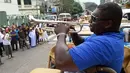 Musisi jazz AS, Wycliffe Gordon saat menghibur warga selama pertunjukan jalanan di ibukota Sri Lanka, Kolombo (26/2). Wycliffe mengadakan serangkaian pertunjukan dan kelas di kota Sri Lanka di Kolombo, Matara dan Galle. (AFP Photo/Ishara S. Kodikara)