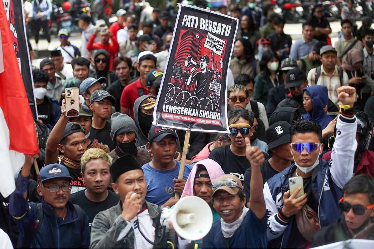 FOTO: Akasi Massa Desak KPK Tetapkan Bupati Pati Sudewo Tersangka