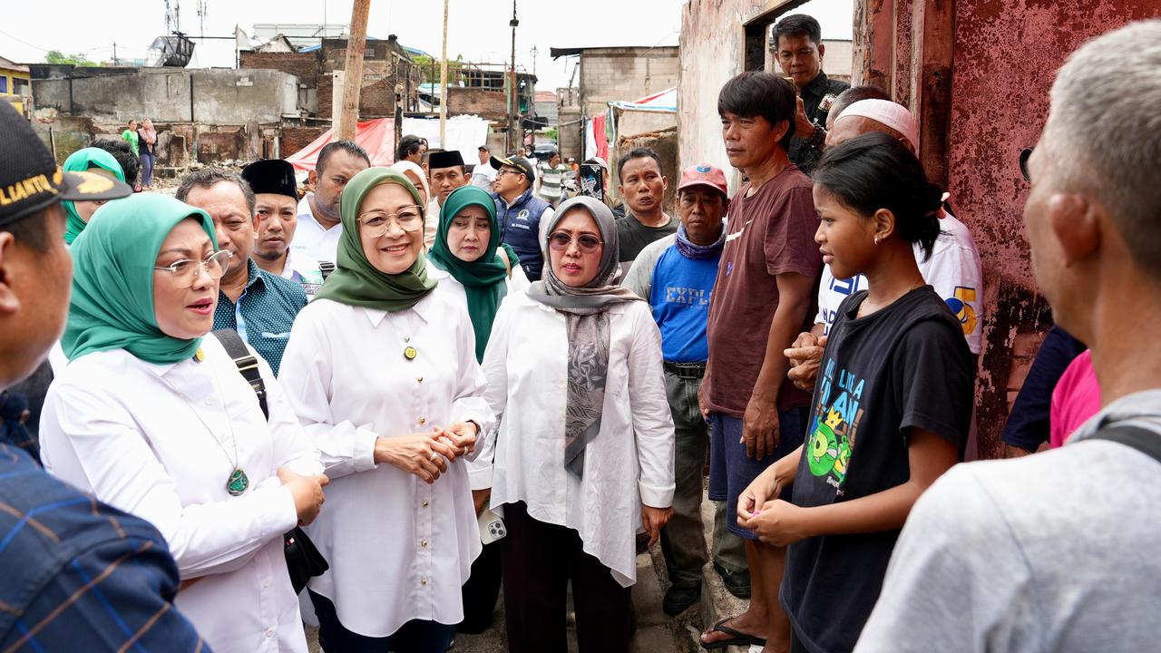 Momen Istri Cak Imin Ditemani Ida Fauziyah Sambangi Korban Kebakaran di Kemayoran